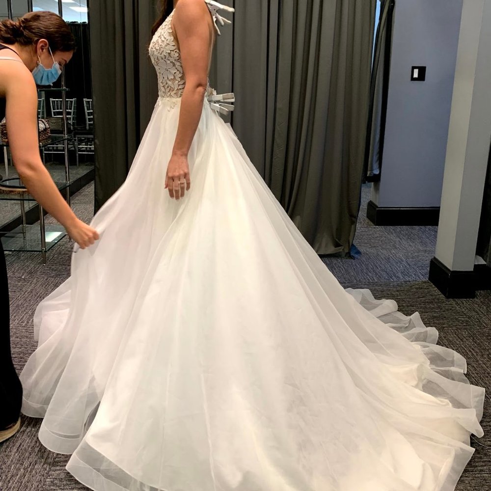 Never worn Mikaella 2225 Wedding Dress (size 8 bridal/ size 2-4 street)